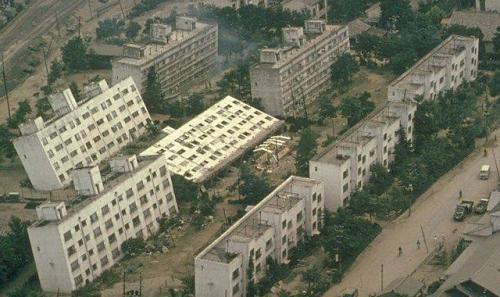 Liquefaction_at_Niigata.JPG